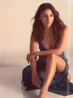 Alia Bhatt Photoshoot: ਆਲੀਆ ਭੱਟ ਨੇ ਡੱਬੂ ਰਤਨਾਨੀ ਨੂੰ ਕੈਲੰਡਰ ਲਈ ਕਰਵਾਇਆ ਫੋਟੋਸ਼ੂਟ, ਡਰੈੱਸ ਦੀ ਕੀਮਤ ਉਡਾ ਦੇਵੇਗੀ ਹੋਸ਼ 