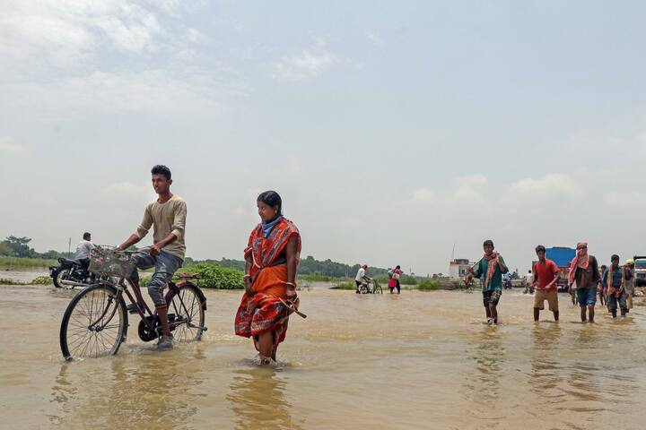 আবহাওয়া দফতর সূত্রে খবর, জোড়া প্রভাবে আজও দিনভর বৃষ্টি হয় রাজ্যজুড়ে। ছবি সৌজন্যে- পিটিআই