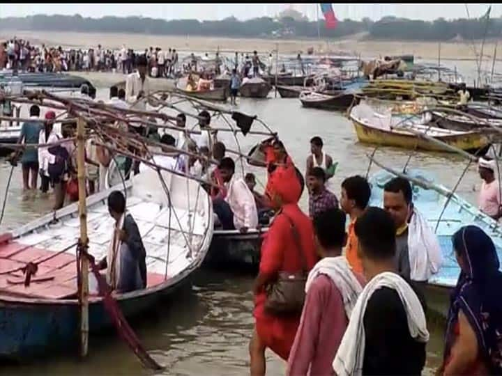 Devotees around Sangam ghat on occasion of Ganga Dussehra in Prayagraj Uttar Prades ann गंगा दशहरे पर संगम के घाटों पर उमड़ी श्रद्धालुओं की भीड़, सोशल डिस्टेंसिंग की उड़ी धज्जियां