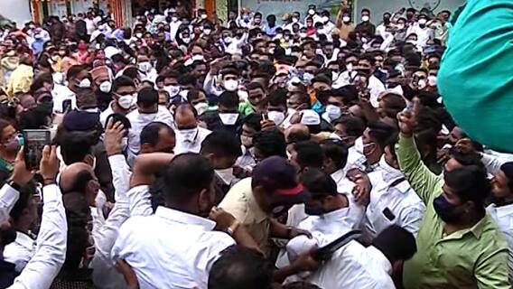 राष्ट्रवादीच्या कार्यक्रमाला गर्दी, राष्ट्रवादी शहर अध्यक्षांसह कार्यकर्त्यांविरोधात गुन्हा दाखल