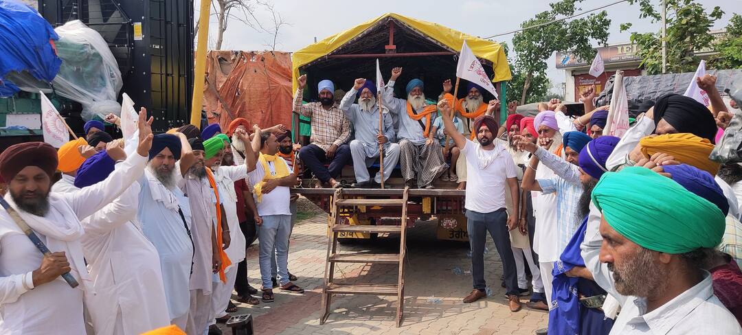 ਗੁਰਦਾਸਪੁਰ ਤੋਂ ਕਿਸਾਨਾਂ ਨੇ ਕੀਤਾ ਦਿੱਲੀ ਵੱਲ ਕੂਚ, ਕਾਨੂੰਨ ਰੱਦ ਕਰਾ ਕੇ ਹੀ ਮੁੜਨ ਦਾ ਐਲਾਨ From Gurdaspur, the farmers marched towards Delhi, announcing to return only after repealing the law ਗੁਰਦਾਸਪੁਰ ਤੋਂ ਕਿਸਾਨਾਂ ਨੇ ਕੀਤਾ ਦਿੱਲੀ ਵੱਲ ਕੂਚ, ਕਾਨੂੰਨ ਰੱਦ ਕਰਾ ਕੇ ਹੀ ਮੁੜਨ ਦਾ ਐਲਾਨ