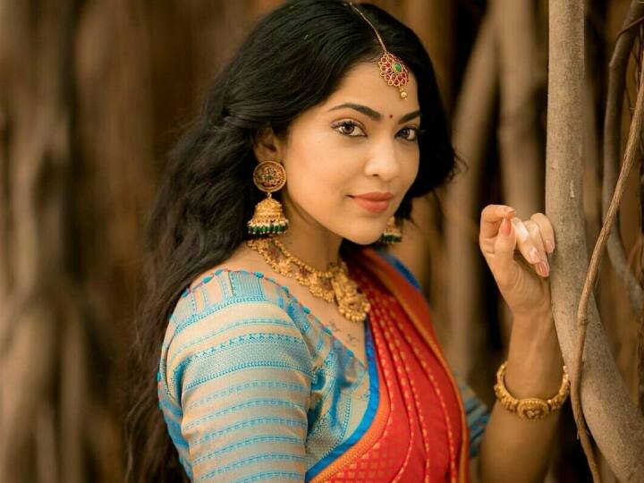பிரபல தனியார் தொலைக்காட்சியில் தொகுப்பாளினியாக அறிமுகமானார்.