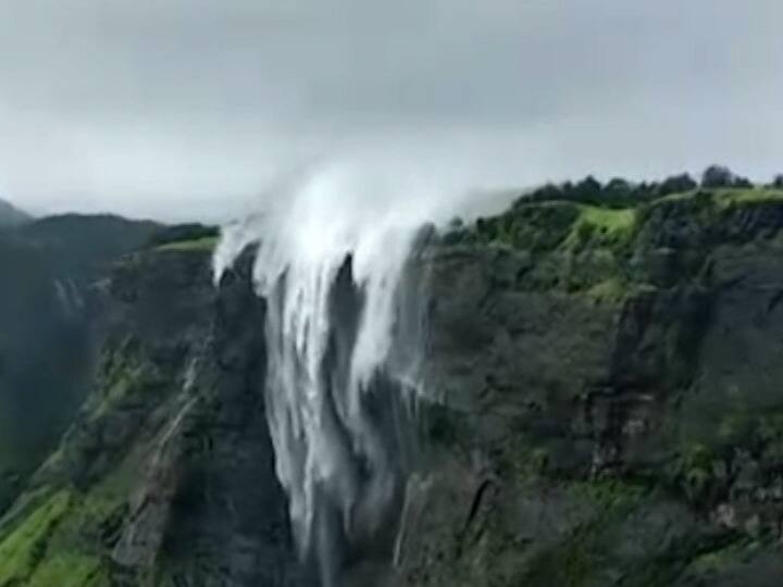 सध्या आंबोलीतील कावळेसाद पॉईंट येथे उलटया दिशेने वाहणारा धबधबा पर्यटकांसाठी मुख्य आकर्षण ठरतो आहे.