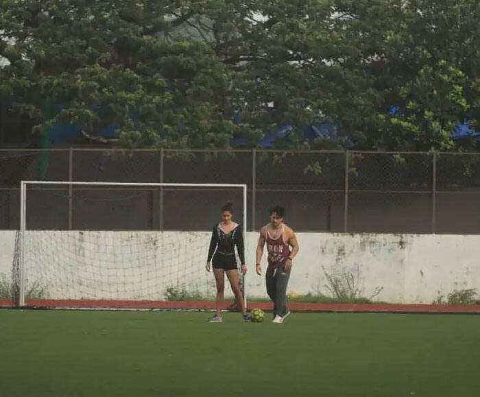 इस फ्रेंडली मैच के दौरान दिशा पाटनी शॉर्ट्स और फिटेड जैकेट में दिखीं. वहीं उनके कथित ब्वॉयफ्रेंड टाइगर श्रॉफ सैंडो और ट्राउजर में स्पॉट हुए.