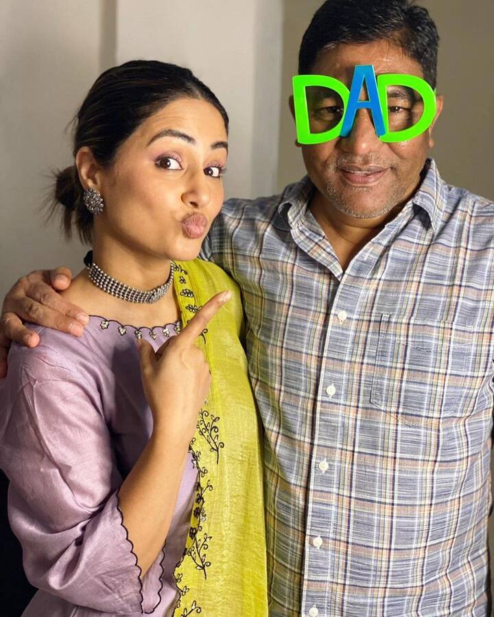 हिना खान अपने पिता के काफी करीब थीं. उन्होंने बताया कि आज उनके पिता के निधन हुए दो महीने हो गए हैं. उन्होंने इन तस्वीरों के साथ एक इमोशनल नोट लिखा है.