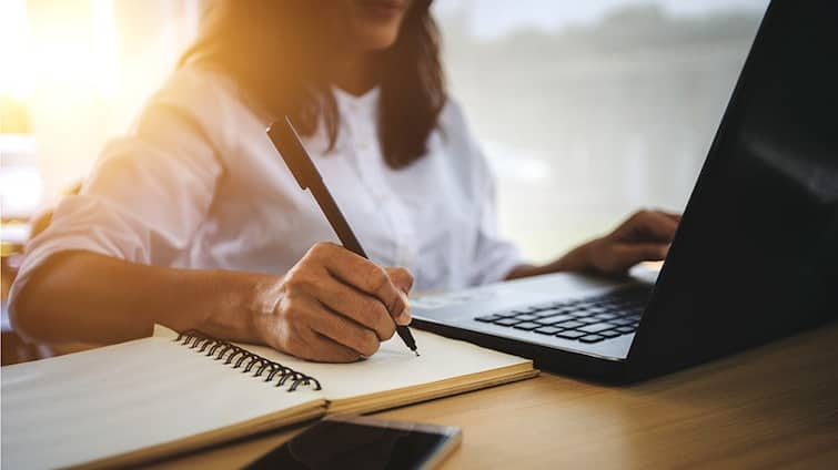 East Medinipur district administration to organise online class for government sponsored school students East Medinipur : পূর্ব মেদিনীপুরে সরকারি সাহায্যপ্রাপ্ত স্কুলের একাদশ ও দ্বাদশের পড়ুয়াদের জন্য অনলাইন ক্লাসের ব্যবস্থা