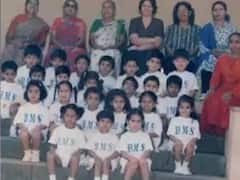 Sara Ali Khan ने इंस्टाग्राम पर शेयर की स्कूल की ग्रुप फोटो, फैंस से पूछा- क्या मुझे पहचान सकते हो?