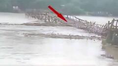 ৭টায় বাংলা (২): প্লাবিত উদয়নারায়ণপুরের বিস্তীর্ণ অঞ্চল, চোখের সামনে তলিয়ে গেল বাঁশের সাঁকো