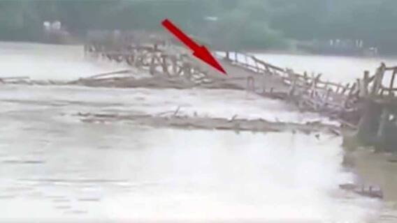 ৭টায় বাংলা (২): প্লাবিত উদয়নারায়ণপুরের বিস্তীর্ণ অঞ্চল, চোখের সামনে তলিয়ে গেল বাঁশের সাঁকো
