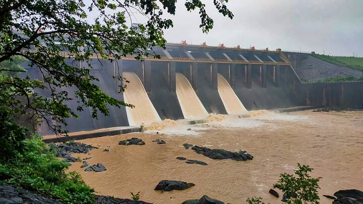 আবহাওয়া দফতর জানিয়েছে, রাজস্থান থেকে একটি নিম্নচাপ অক্ষরেখা উত্তরপ্রদেশের মধ্যে দিয়ে বিহার, ঝাড়খণ্ড হয়ে গাঙ্গেয় পশ্চিমবঙ্গের ওপর দিয়ে উত্তর-পূর্ব বঙ্গোপসাগর পর্যন্ত বিস্তৃত। ছবি সৌজন্যে- পিটিআই