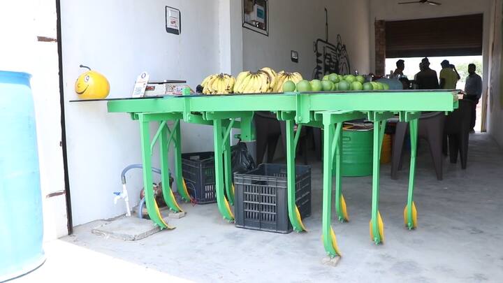 ਯੂਜੀਸੀ ਨੈੱਟ ਪਾਸ ਪੰਜਾਬੀ ਨੌਜਵਾਨ ਨੂੰ ਇਹ ਕੰਮ ਕੋਰੋਨਾ ਦੌਰਾਨ ਪੈਦਾ ਹੋਏ ਹਾਲਾਤ ਕਾਰਨ ਕਰਨਾ ਪੈ ਰਿਹਾ ਹੈ। ਡਾਕਟਰੇਟ ਦੀ ਡਿਗਰੀ (PHD) ਕਰ ਰਹੇ ਨੌਜਵਾਨ ਨੇ ਆਰਥਿਕ ਹਾਲਾਤ ਤੋਂ ਹਾਰ ਮੰਨ ਕੇ ਜੂਸ ਦੀ ਦੁਕਾਨ ਖੋਲ੍ਹੀ।