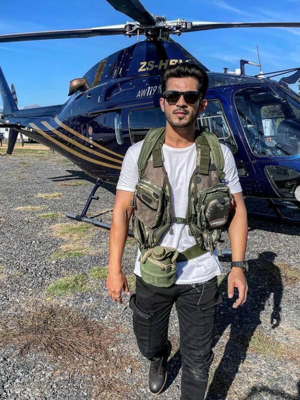 टीवी और बॉलीवुड एक्टर अर्जुन बिजलानी 'खतरों के खिलाड़ी 11' के लिए सबसे ज्यादा फीस ले रहे हैं. वह प्रति एपिसोड 7 लाख रुपए ले रहे हैं.