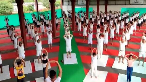 योग दिवस पर राजनीतिक 'अनुलोम विलोम', सिंघवी को दिखे 'अल्लाह' और 'ॐ' | रुबिका लियाकत | हुंकार