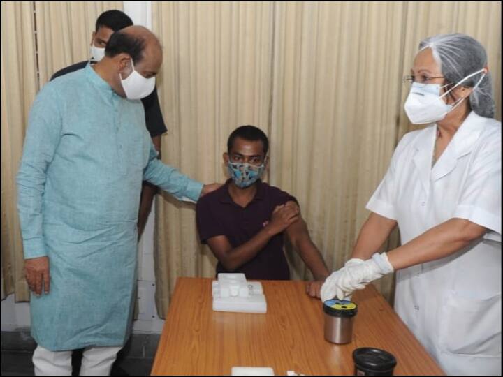 Lok Sabha Secretariat organizes 3 Coronavirus vaccination camps for MPs, their families and staff सांसदों, उनके परिजनों और स्टाफ के लिए लोकसभा सचिवालय ने शुरू किए तीन वैक्सीनेशन कैंप, ओम बिरला ने लिया जायज़ा