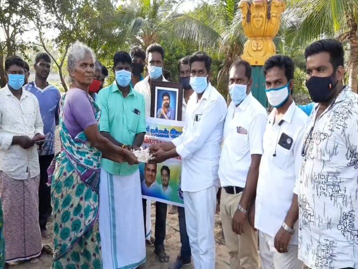 கூலித் தொழிலாளர்களுக்கு மாத உதவித் தொகை வழங்கும் விஜய் ரசிகர்கள்