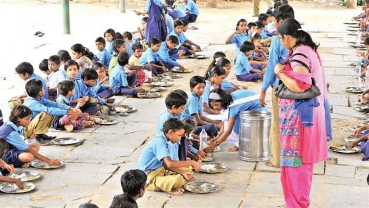 Mid day Meal is now serve on Dining Table in Madhya Pradesh Government School MP के सरकारी स्कूल के बच्चों के लिए खुशखबरी, अब फर्श नहीं डाइनिंग टेबल पर परोसा जाएगा मिड डे मील