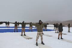 Yoga Day | எங்கிருந்தாலும் தடையில்லை.. பாதுகாப்புப் படையினரின் யோகா புகைப்படங்கள்!
