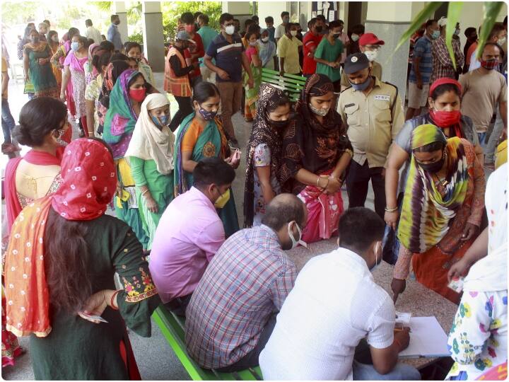 इन दिशा-निर्देशों में कहा गया था कि टीका विनिर्माताओं द्वारा उत्पादन और नए टीकों को प्रोत्साहित करने के वास्ते, घरेलू टीका विनिर्माताओं को सीधे निजी अस्पतालों को टीके उपलब्ध कराने का विकल्प भी दिया गया है जो उनके मासिक उत्पादन के 25 प्रतिशत से अधिक नहीं होगा.