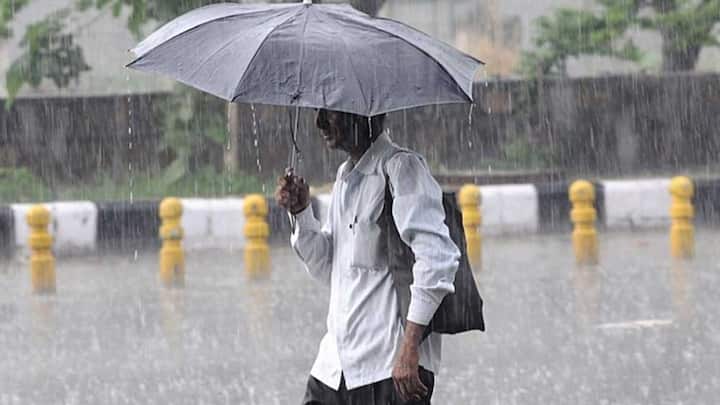 আজ কলকাতায় প্রধানত মেঘলা আকাশ থাকবে। মাঝেমধ্যে বজ্রবিদ্যুৎ সহ দু’-এক পশলা হালকা বৃষ্টির সামান্য সম্ভাবনা।