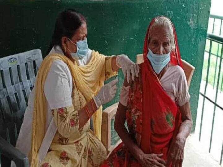 Scale up vaccination program started in Chandauli uttar pradesh ann चंदौली में शुरू हुआ स्केल अप टीकाकरण कार्यक्रम, डीएम और सीएमओ ने किया शुभारंभ 