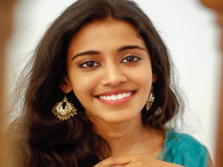 பிரியங்கா யுவன் ஷங்கர் ராஜா மற்றும் ஏ. ஆர். ரஹ்மான் ஆகியோரிடம் சிங்கிங் ஷோக்களில் பாடி வருகிறார்