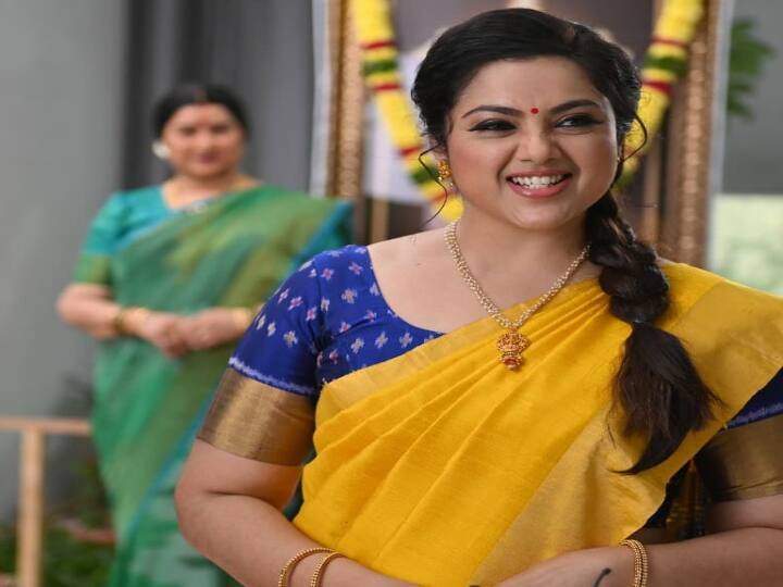தனியார் கோச்சிங் செண்டரில் சேர்ந்து தனது படிப்பை முடித்தார் மீனா.