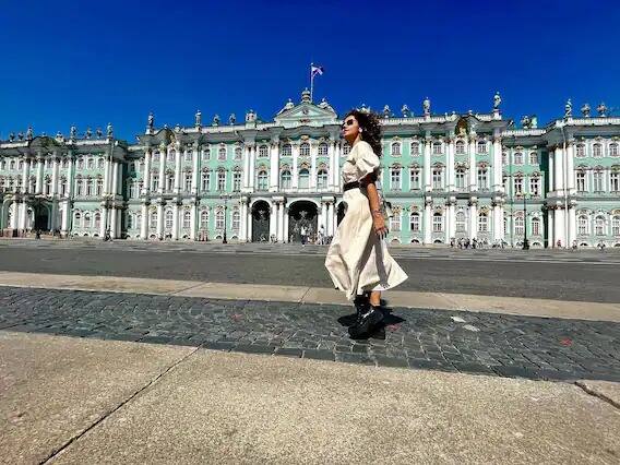 নিজের সোশাল মিডিয়া হ্যান্ডেলে মস্কো ভ্রমণের ছবি শেয়ার করেছেন অভিনেত্রী। একইসঙ্গে তুলে ধরেছেন বেড়ানোর অভিজ্ঞতার কথাও।