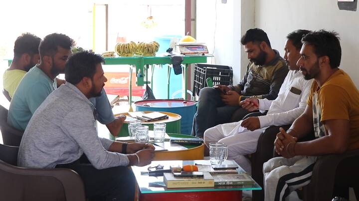 ਸੰਗਰੁਰ ਦੇ ਲਹਿਰਾਗਾਗਾ ਦਾ ਪੰਜਾਬੀ ਯੂਨੀਵਰਸਿਟੀ ਦਾ ਰਿਸਰਚ ਸਕੌਲਰ ਜੂਸ ਦੀ ਦੁਕਾਨ ਚਲਾਣ ਨੂੰ ਮਜਬੂਰ ਹੈ। ਯੂਜੀਸੀ ਨੈੱਟ ਪਾਸ ਨੂੰ ਇਹ ਕੰਮ ਕਰਨ ਲਈ ਕੋਰੋਨਾ ਨੇ ਮਜ਼ਬੂਰ ਕੀਤਾ।