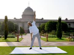 International Day Of Yoga: राष्ट्रपति-उपराष्ट्रपति से लेकर केंद्रीय मंत्रियों तक ने किया योग, देखें तस्वीरें