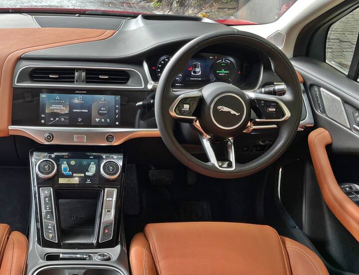 सबसे पहले Jaguar I-Pace वास्तव में एक महंगी कार की तरह दिखती है और ये स्पोर्ट्स कार के समान ध्यान आकर्षित करती है. एक ईवी होने के नाते इसे एक स्टैंडर्ड कार की तरह शेप देने की जरूरत नहीं पड़ी. इसमें 22-इंच के बड़े पहिये, फ्लश डोर हैंडल दिए गए हैं. यह अभी तक दुनिया में सबसे आकर्षक EV है, लेकिन क्योंकि भारी बारिश हो रही थी, इसलिए हमनें बाहर से देखने के बजाय कार में बैठने का फैसला किया और यहां भी यह एक अच्छी जगह है, जैसा कि आप एक करोड़ से अधिक कार होने की उम्मीद करेंगे. क्वालिटी बहुत अच्छी है और बड़ी टचस्क्रीन और स्पोर्टी दिखने वाले स्टीयरिंग व्हील के साथ डिजाइन भी ऐसा ही है. ड्राइविंग की स्थिति अलग है और आपकी सामान्य एसयूवी जैसी स्थिति नहीं है. HSE ट्रिम में फोर जोन क्लाइमेट कंट्रोल, हेड-अप डिस्प्ले, मेरिडियन 3डी सराउंड साउंड सिस्टम, पैनोरमिक सनरूफ, मैट्रिक्स एलईडी लाइट्स, सराउंड कैमरा, केबिन एयर आयनाइजेशन, इलेक्ट्रिक एयर सस्पेंशन, वायरलेस चार्जर और बहुत कुछ के साथ बहुत सारे फीचर्स दिए गए हैं.