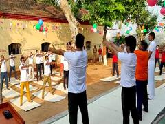 International Yoga Day: जेल के कैदियों ने सांसद के साथ सीखे योग से निरोग होने के गुर