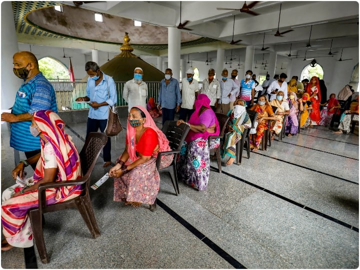 इनमें कहा गया था, ‘‘18 साल से अधिक आयु के नागरिकों के आबादी समूह के मामले में राज्य/केंद्रशासित प्रदेश टीका आपूर्ति कार्यक्रम में अपनी खुद की प्राथमिकता तय कर सकते हैं.’’