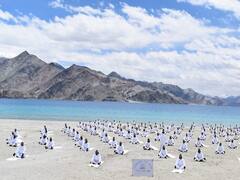 Yoga Day | எங்கிருந்தாலும் தடையில்லை.. பாதுகாப்புப் படையினரின் யோகா புகைப்படங்கள்!
