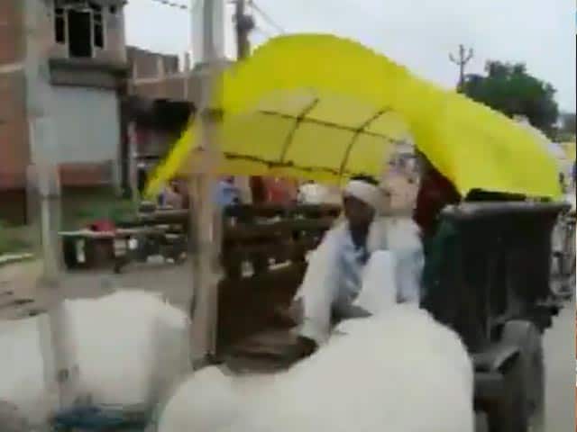 Groom and the baratis rode bullock carts to reach wedding venue in Deoria Uttar Pradesh देवरिया में हुई अनोखी शादी, बैलगाड़ी में बारात लेकर पहुंचा दूल्हा, बताई दिलचस्प वजह