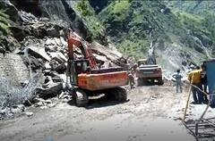 उत्तराखंड: मौसम साफ होने के बाद चट्टानों के टूटने का सिलसिला शुरू, बदरीनाथ हाईवे बंद, फंसे हुए हैं यात्री