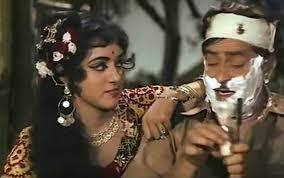 हेमा मालिनी : एक्ट्रेस हेमा मालिनी बॉलीवुड के लीजेंड्री स्टार राज कपूर साहब के साथ साल 1968 में आई फिल्म सपनों के सौदागर में दिखाई दी थीं. आपको बता दें कि कुछ सालों बाद हेमा राज कपूर साहब के बेटे रणधीर कपूर के अपोजिट भी फिल्म ‘हाथ की सफाई’ नज़र आई थीं.