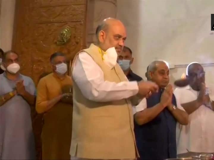 Gujarat Amit Shah Visits a COVID19 Vaccination Centre in Kolavda village of Gandhinagar गुजरात: अमित शाह ने गोद लिए गए अपने गांव का किया दौरा, वरदायिनी माता मंदिर में पूजा अर्चना की