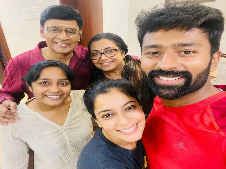 பாரிஜாதம் திரைப்படத்தில்  தனது தந்தைக்கு உதவி இயக்குநராக பணியாற்றினார்