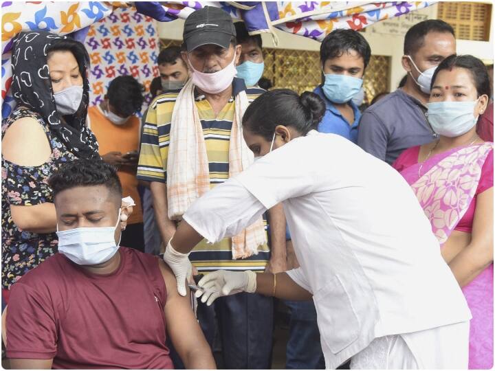 इसने पहले राज्यों और निजी अस्पतालों को 50 प्रतिशत टीके खरीदने की अनुमति दी थी. हालांकि, कई राज्यों द्वारा धनराशि सहित कुछ समस्याओं की शिकायत के बाद प्रधानमंत्री नरेंद्र मोदी ने आठ जून को टीका दिशानिर्देशों में संशोधन की घोषणा की थी.