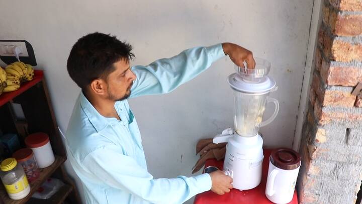 ਇਸ ਫਾਰਮਰ ਜੂਸ ਪਾਇੰਟ 'ਤੇ ਘਰ ਪਏ ਹੱਲ ਨੂੰ ਕਾਊਂਟਰ ਤੇ ਤੇਲ ਦੇ ਖਾਲੀ ਢੋਲਾਂ ਨੂੰ ਬੈਠਣ ਦਾ ਮੇਜ ਬਣਾਇਆ ਗਿਆ ਹੈ।