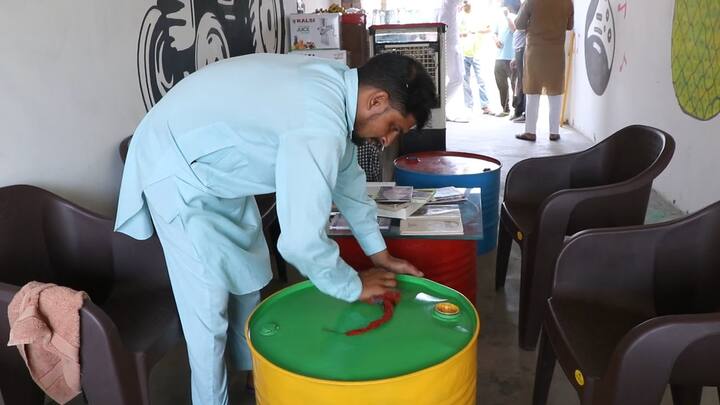 ਇਸ ਦੇ ਨਾਲ ਹੀ ਦੱਸ ਦਈਏ ਕਿ ਇਹ ਪਹਿਲੀ ਵਾਰ ਹੋ ਰਿਹਾ ਹੋਣਾ ਹੈ ਕਿ ਜੂਸ ਦੀ ਦੁਕਾਨ ਵਿੱਚ ਲੋਕਾਂ ਨੂੰ ਪੜ੍ਹਨ ਲਈ ਕਿਤਾਬਾਂ ਮਿਲਣਗੀਆਂ। ਜੂਸ ਦਾ ਆਰਡਰ ਦੇਣ ਤੋਂ ਬਾਅਦ ਉਹ ਮੋਬਾਈਲ ਦੀ ਵਰਤੋਂ ਕਰਨ ਦੀ ਥਾਂ ਕਿਤਾਬਾਂ ਵੇਖਦੇ ਨਜ਼ਰ ਆਉਣਗੇ।