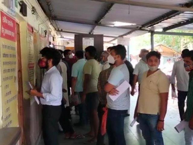 covid protocol breaks as people gathered at RTO office in Noida Uttar Pradesh ANN नोएडा: आरटीओ दफ्तर खुलते ही लगी लोगों की भीड़, ताक पर कोविड गाइडलाइंस