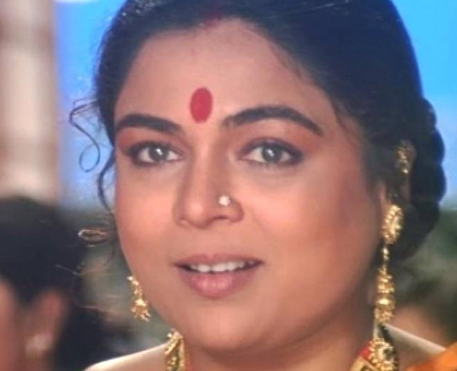 Reema Lagoo Birthday: फिल्मों में एक्टिंग करने से पहले बैंक में नौकरी करती थीं Reema Lagoo, जानिए कैसे बनीं बॉलीवुड की मां