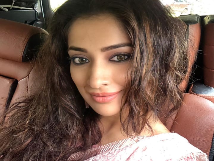 சிறந்த துணை நடிகை பிரிவில் தனது முதல் பிலிம்பேர் விருதை வாங்கியுள்ளார்