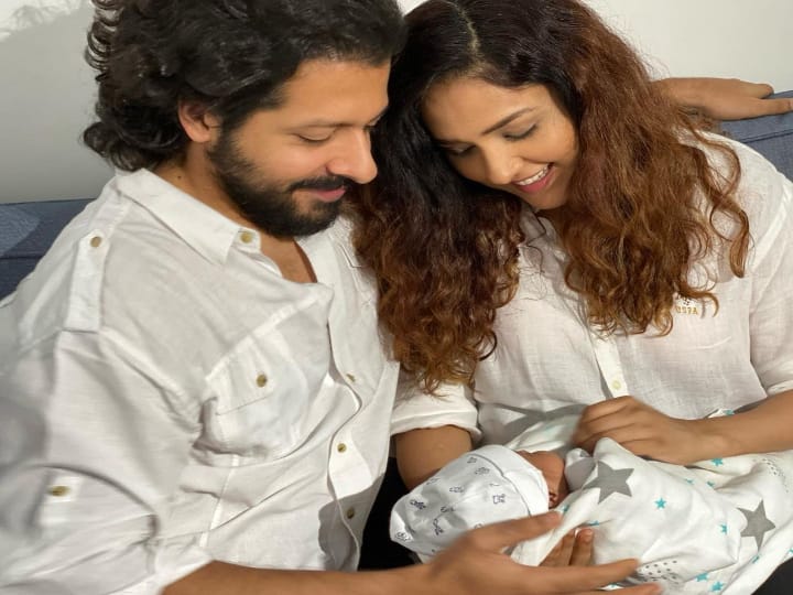 பாடுவது மட்டுமல்லாமல் உதவி செய்வதில் அதிகம் நாட்டம் உள்ளவர் காஷ்மீர் வெள்ளம், அசாம் வெள்ளம், ஸ்மைல் பவுண்டேஷன் அனைத்து இடங்களிலும் உதவி செய்து உள்ளார்