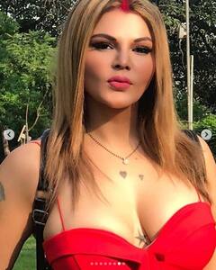 Rakhi Sawant Property: बड़ी हीरोइनों से भी ज्यादा रॉयल लाइफस्टाइल जीती हैं राखी सावंत, बंगले और गाड़ियों की कीमत उड़ा देगी होश