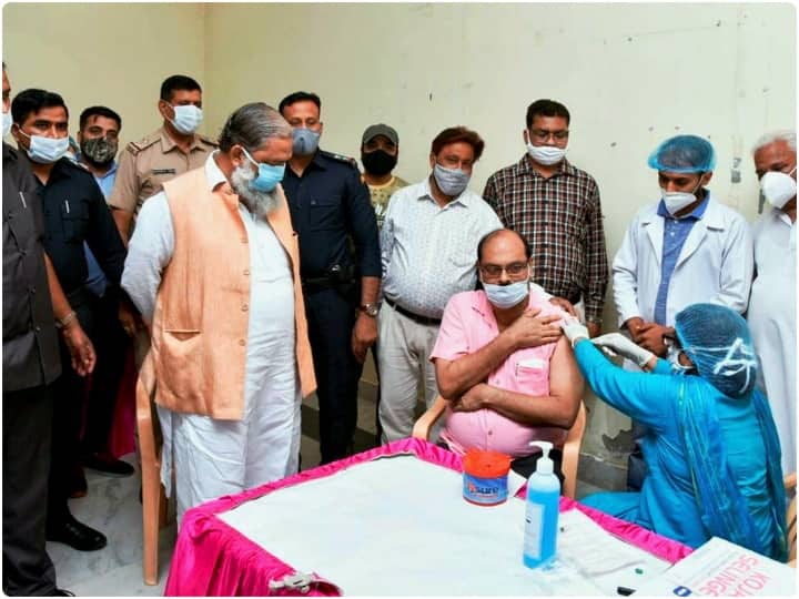 संशोधित दिशानिर्देशों के अनुसार, केंद्र द्वारा मुफ्त में उपलब्ध कराए गए टीके की खुराक राज्यों और केंद्र शासित प्रदेशों को आबादी, बीमारी के प्रसार के स्तर और टीकाकरण की प्रगति आदि मानदंडो के आधार पर आवंटित की जायेगी. टीके की बर्बादी से आवंटन पर नकारात्मक प्रभाव पड़ेगा. भारत सरकार देश में स्थित विनिर्माताओं से कोविड रोधी टीकों की 75 प्रतिशत खरीद करेगी.