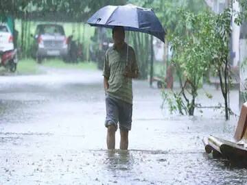 আবহাওয়া দফতর জানিয়েছে, রাজ্যে সক্রিয় মৌসুমী বায়ু। রাজস্থান থেকে বঙ্গোপসাগর পর্যন্ত বিস্তৃত নিম্নচাপ অক্ষরেখা অবস্থান করছে।