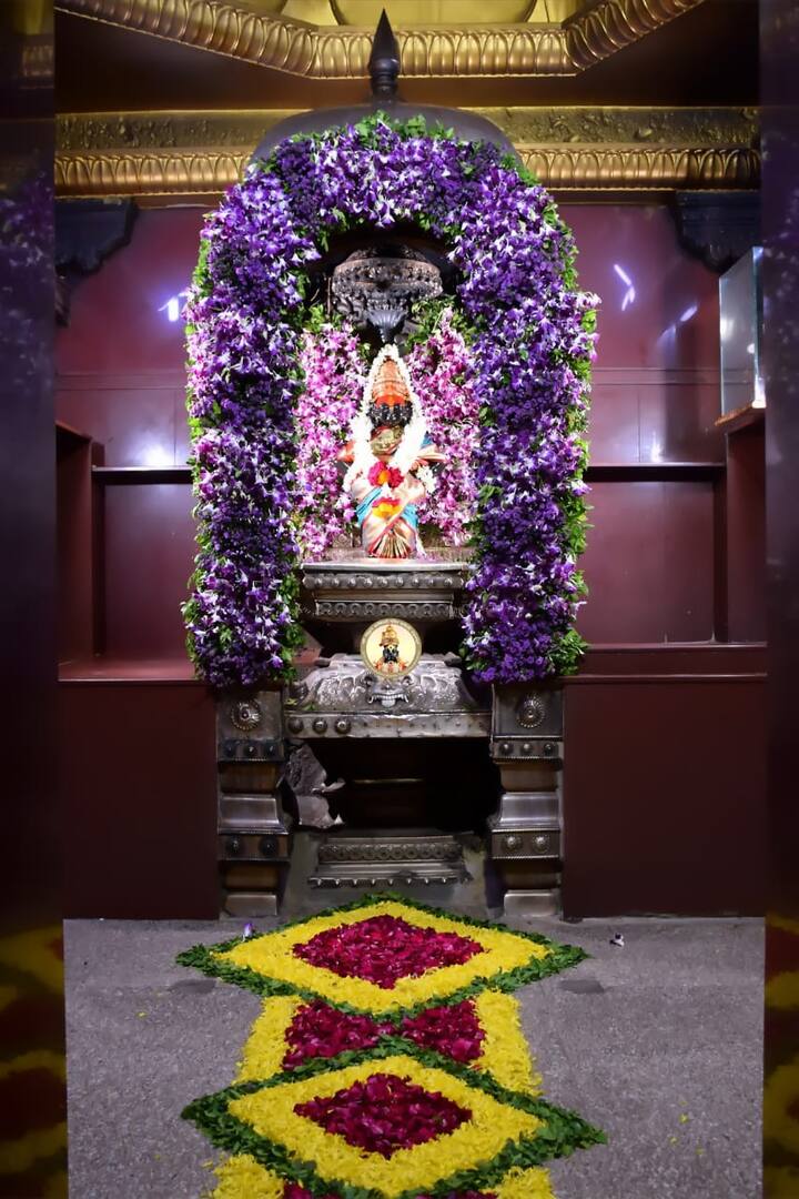 विठोबा-रखुमाईचा गाभारा, चौखांबी, सोळखांबी येथे ही आकर्षक फुलांची सजावट करण्यात आली आहे. (Photo Credit : @PandharpurVR)