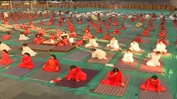 International Yoga Day 2021 : सामाजिक अंतर जपत रामदेव बाबांकडून योग दिन साजरा